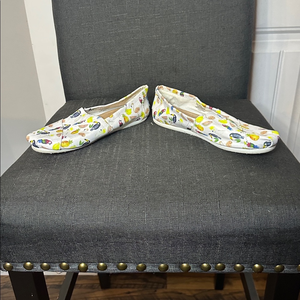 Toms Size 7 White with Colorful Fruit Tropical Print Shoes - Picture 7 of 9
